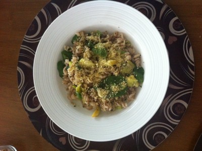 Fusilli de quinua com pesto e vegetais crús