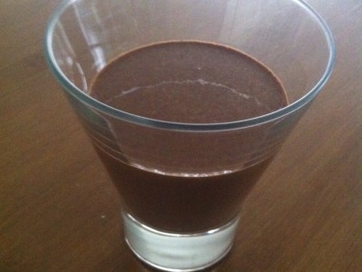 Smoothie de cacau com leite vegetal e super alimentos!