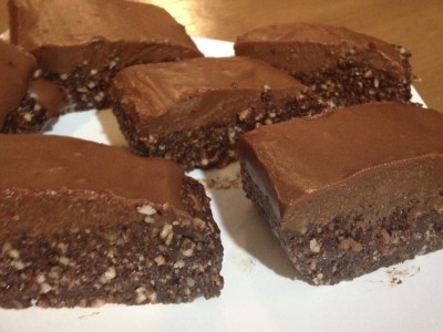 Raw Brownie!!! De Chocolate e Manteiga de Amendoim (ou Castanhas)…Super molhadinho e proteico!